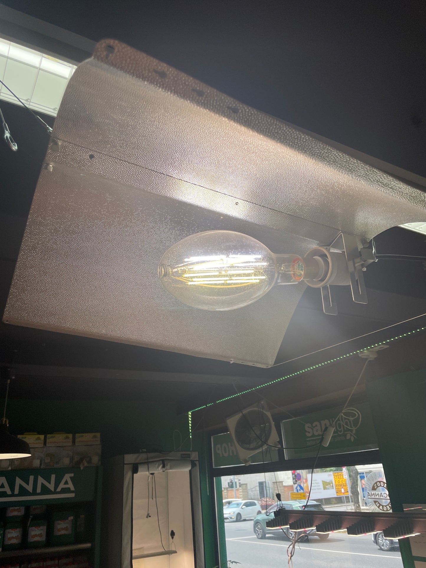 Bombilla LED superbrillante de 24 vatios.